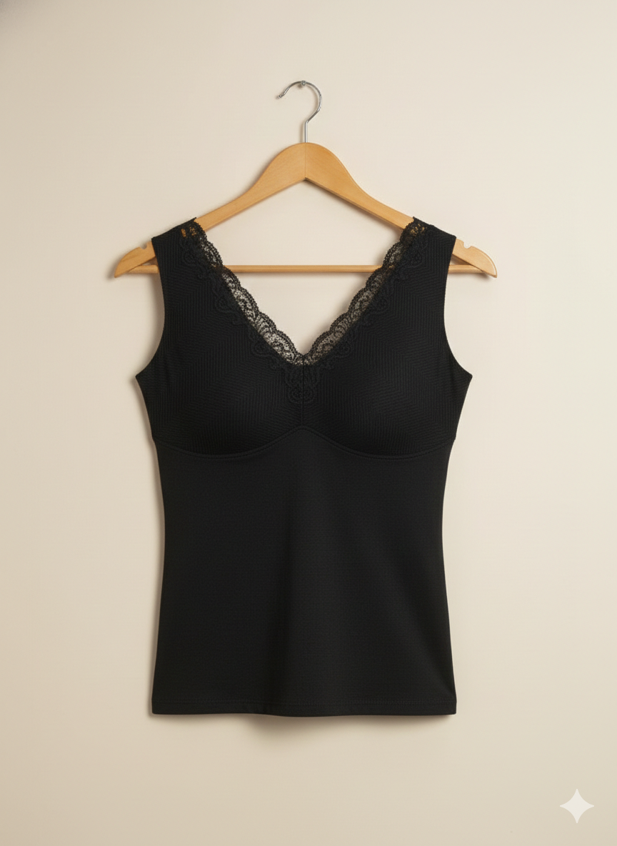 Blusa con encaje, copas y detalles