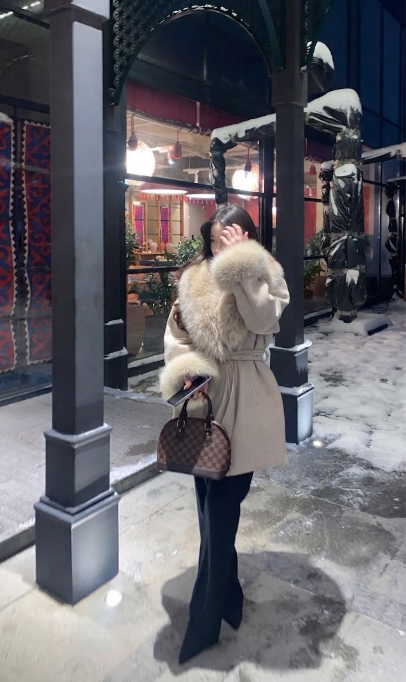 Gabardina-Abrigo con peluche en cuello y mangas LUXURY con fajo y botones TRENDY