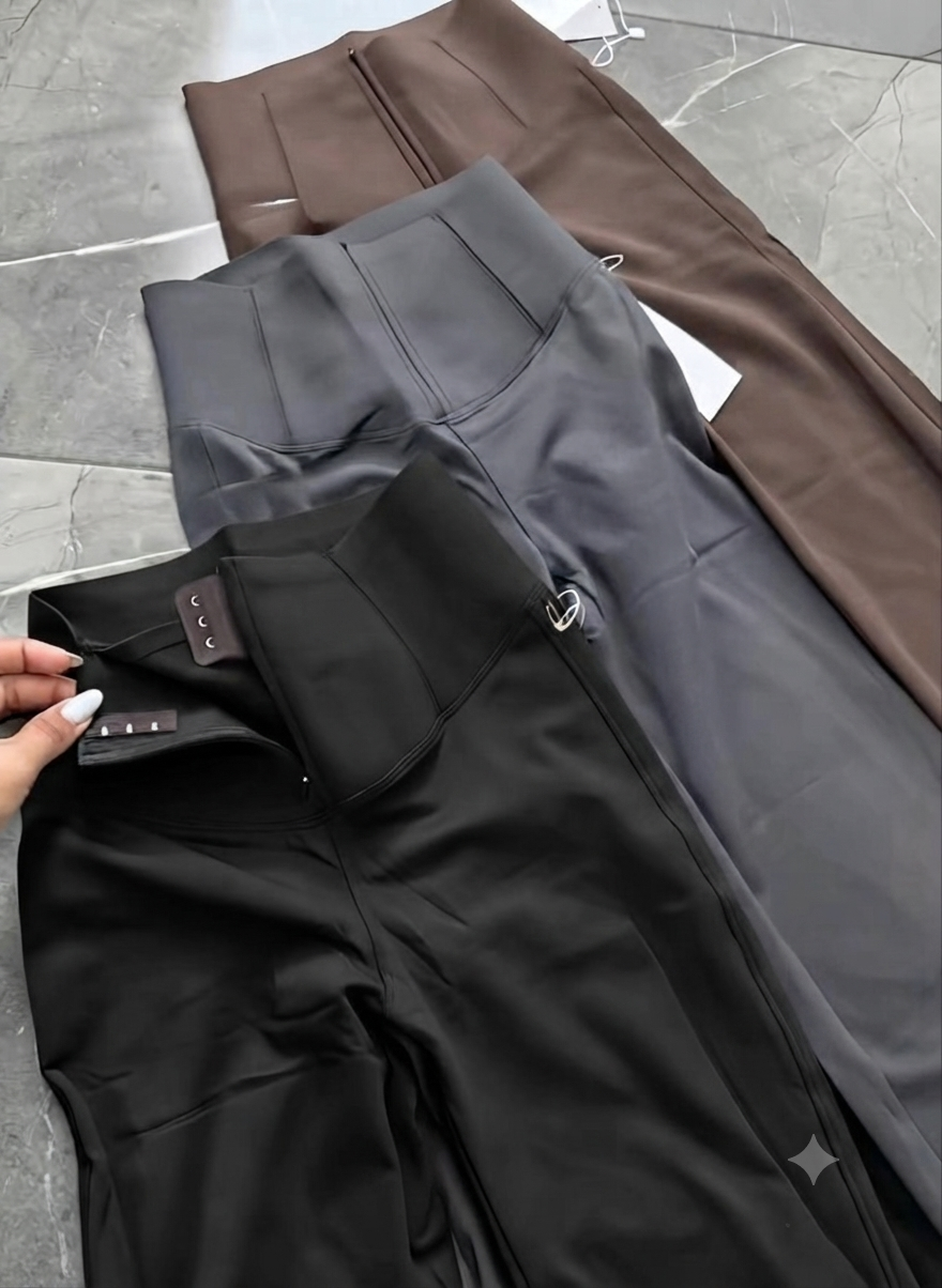 Leggins inspo sol con cierre, broche y faja con felpa mínima y corte campana.