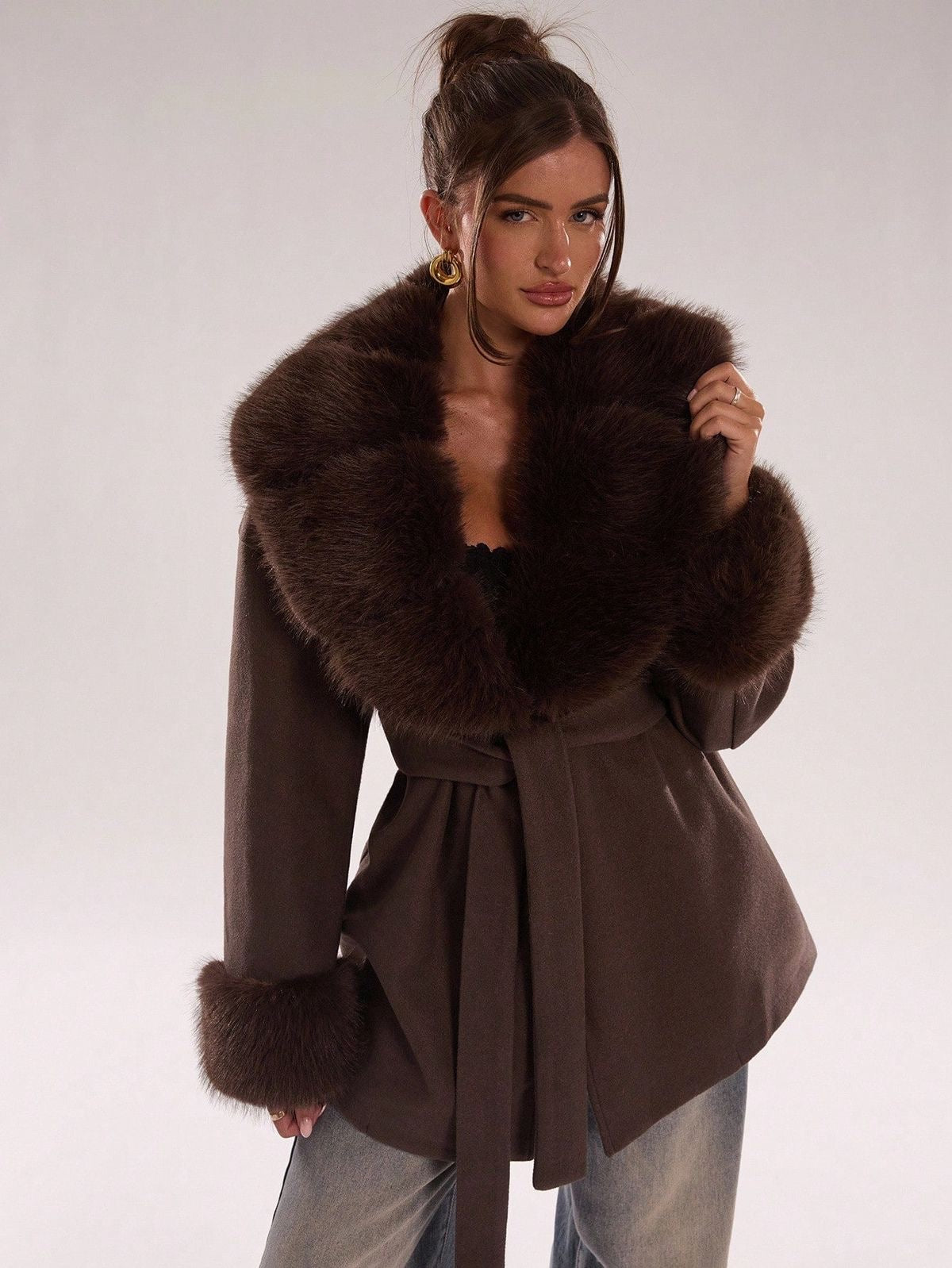 Gabardina-Abrigo con peluche en cuello y mangas LUXURY con fajo y botones TRENDY