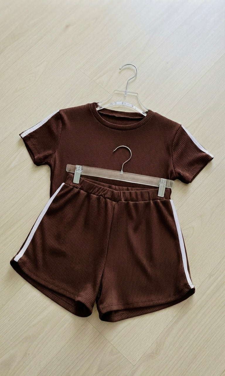 Set básico con detalle de franja bordada de dos piezas, short y blusa