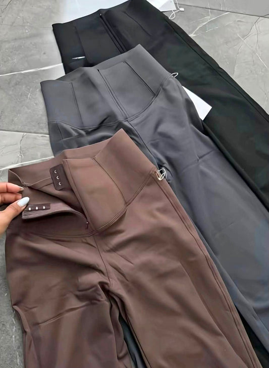 Leggins inspo sol con cierre, broche y faja con felpa mínima y corte campana.