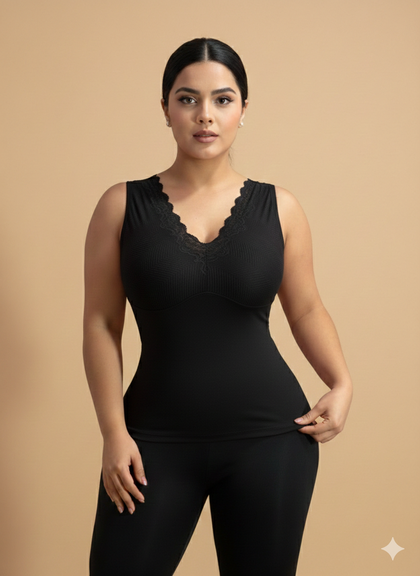 Blusa con encaje, copas y detalles