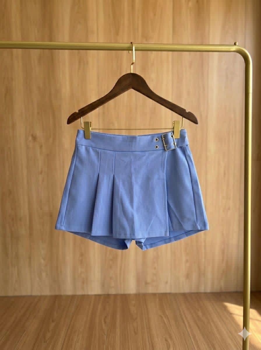 Short falda con broche metálico ajustable