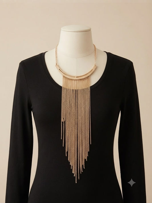 Collar elegante de cadenas y broche en color dorado con detalles