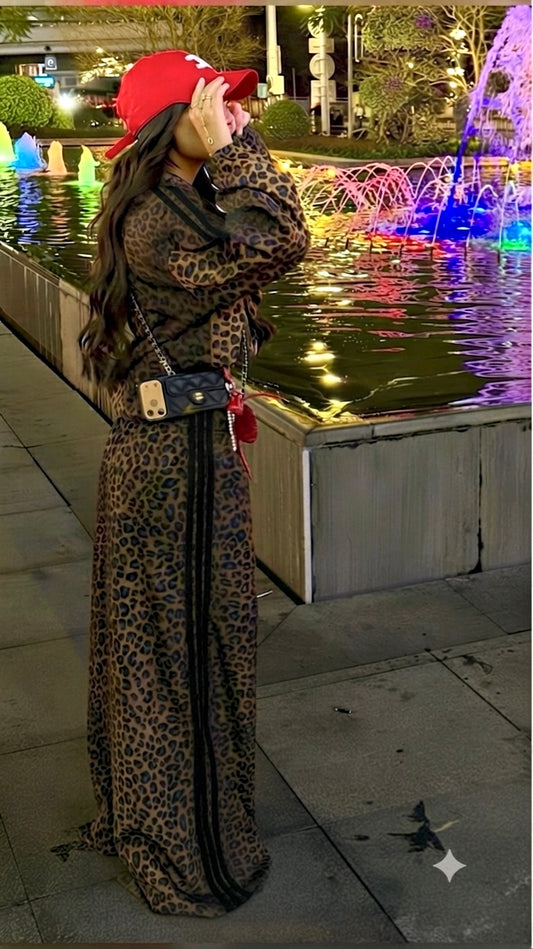 Set animal print pants corte recto y chamarra cuello alto Bomber tendencia.