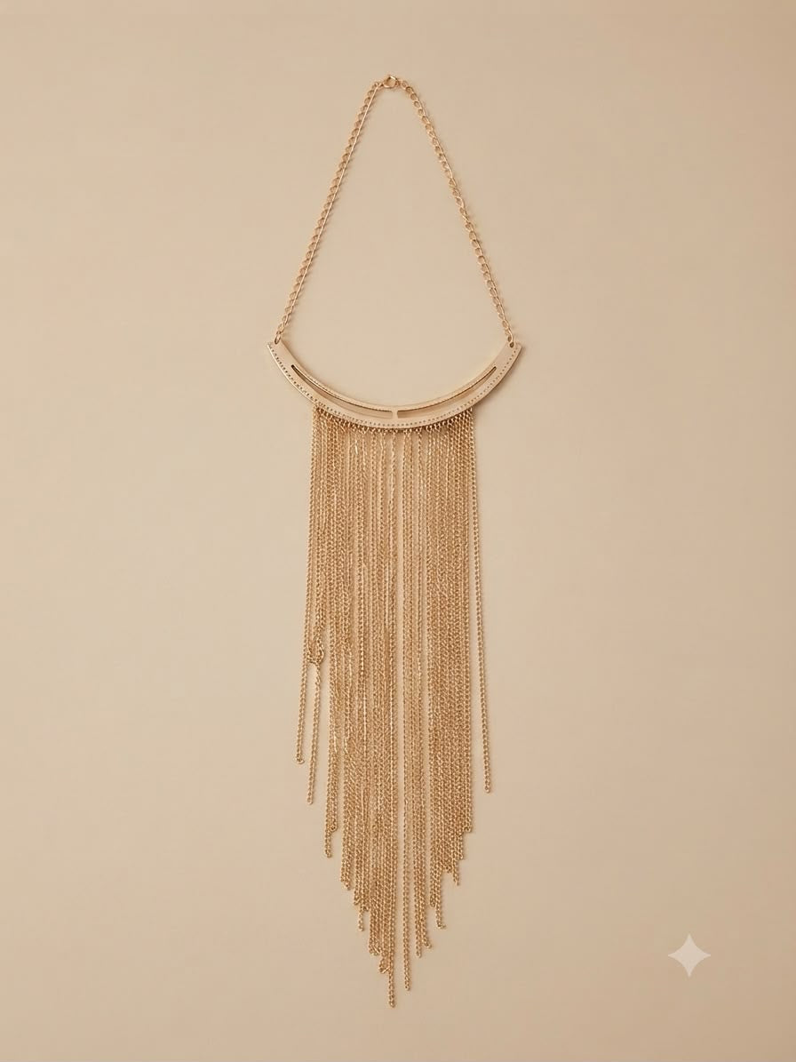 Collar elegante de cadenas y broche en color dorado con detalles